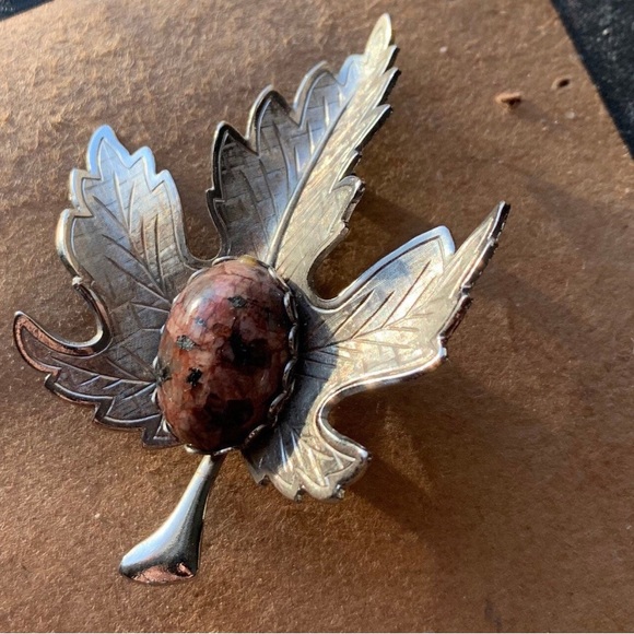 Pretty Vintage 1960's - 1970's Silver Tone Metal Leaf Shaped Brooch - Picture 2 of 4